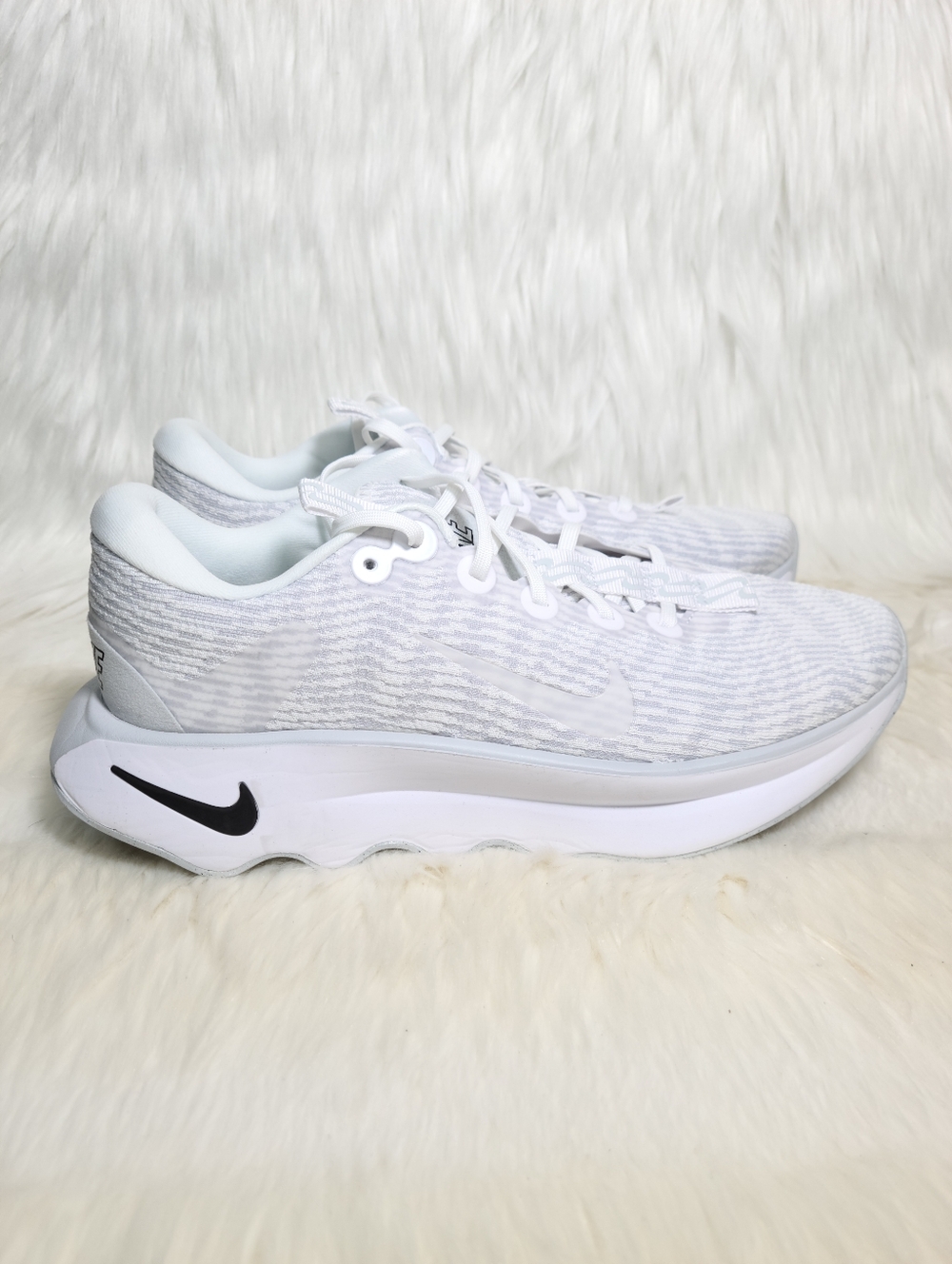 Nike Motiva White Pure Platinum Men 8.5 Women 10 NEW - Picture 2 of 7